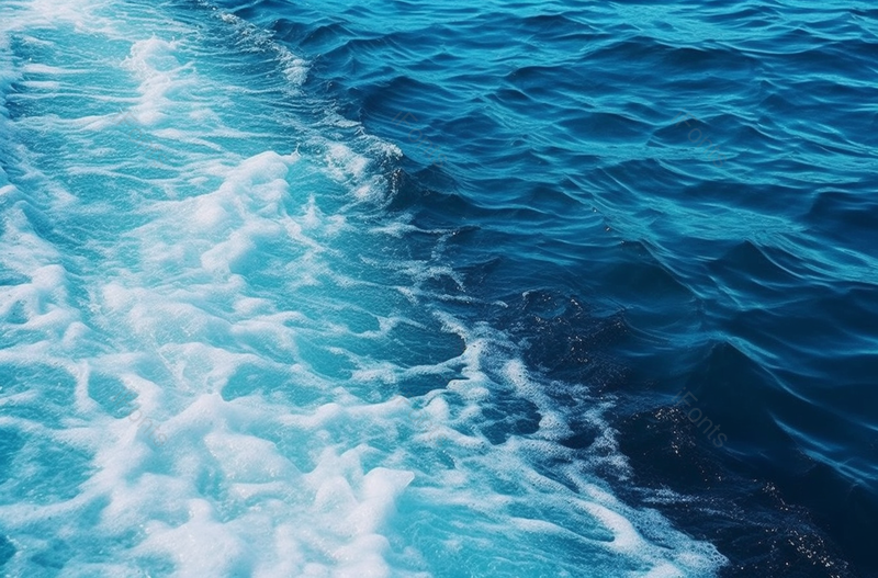 蓝色的海洋里溅起浪花海水摄影图,高清,摄影图,摄影图片,图片大全,摄影图免费下载